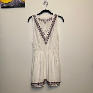 White thread detailed dress
